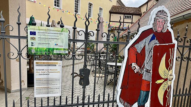 Ein Römer begrüßt dich am Eingang zum Museum Treuchtlingen.