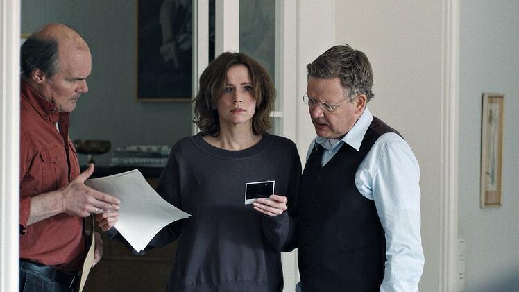 Die Entführer haben einen Brief mit Forderungen und einem Foto ihres Opfers Jan Philipp Reemtsma an dessen Frau Ann Kathrin Scheerer (Adina Vetter) geschickt. Bei ihr sind Polizist "Vera" (Yorck Dippe, links) sowie Rechtsanwalt und Familienfreund Schwenn (Justus von Dohnányi).