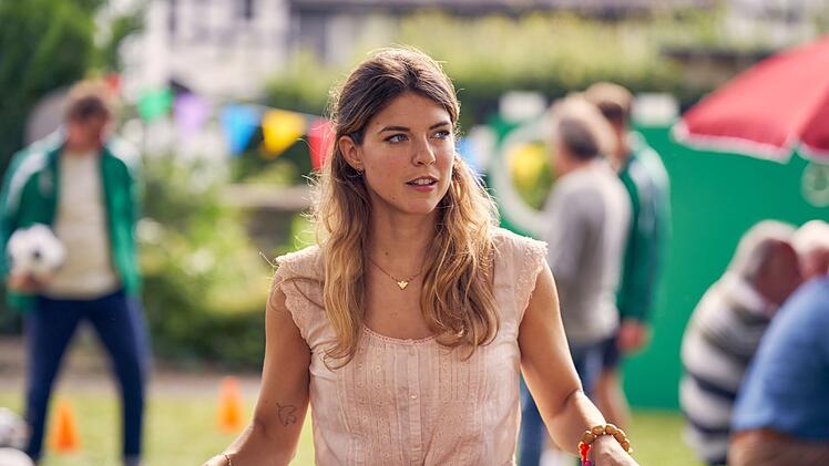 Dass die Landfrauen anpacken, wo sie k&ouml;nnen, ist keine Fiktion. So wie Bine (Maike Johanna Reuter) in "Landfrauen - Wir k&ouml;nnen auch anders!" beispielsweise auf dem Dorffest hilft, so greifen sich auch B&auml;uerinnen hierzulande im Rahmen des Deutschen LandFrauenverbandes e.V. (dlv) unter die Arme.