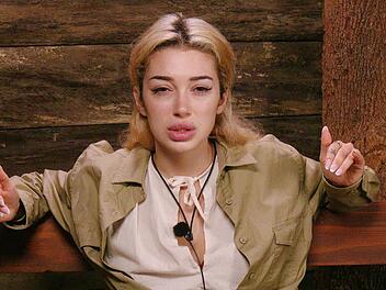 Ariel &auml;u&szlig;ert ihre Meinung zum Konflikt zwischen Samira und Eva.