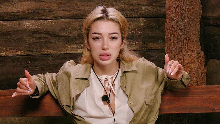 Ariel &auml;u&szlig;ert ihre Meinung zum Konflikt zwischen Samira und Eva.