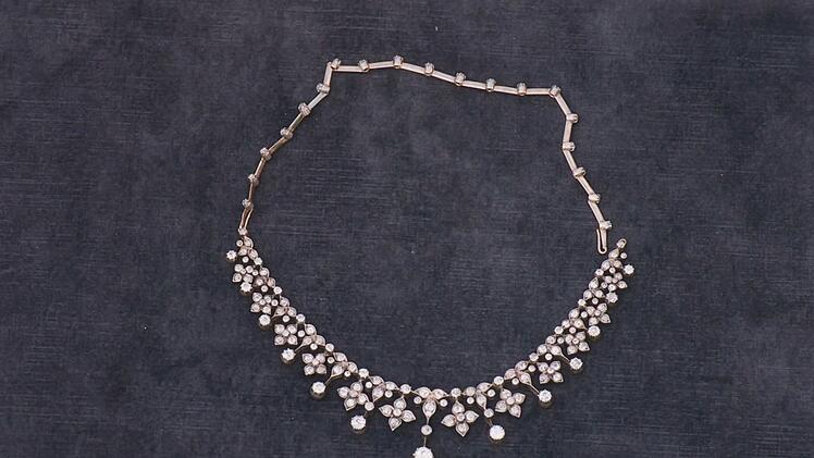 Dieses Collier l&auml;sst sich auch zum Diadem umwandeln!