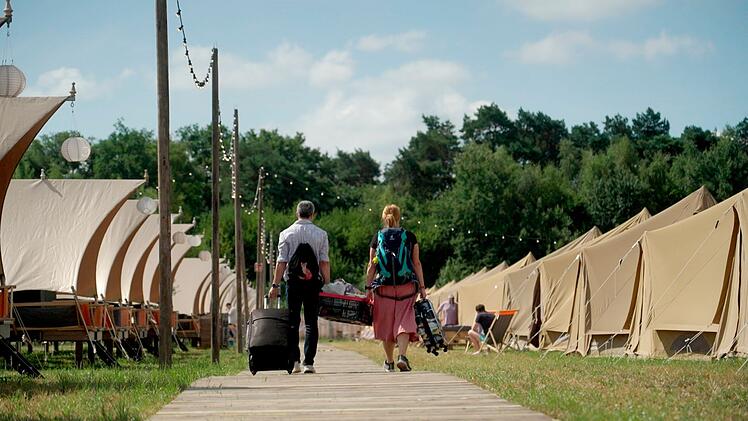 Zum Festival geh&ouml;ren mehrere Campingbereiche. Dort &uuml;bernachten insgesamt mehr als 40.000 Menschen.