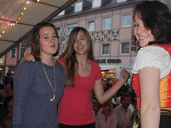 Ramona, Shari und Johanna (von links) rockten auf dem Marktplatz. Foto: Andreas Dorsch