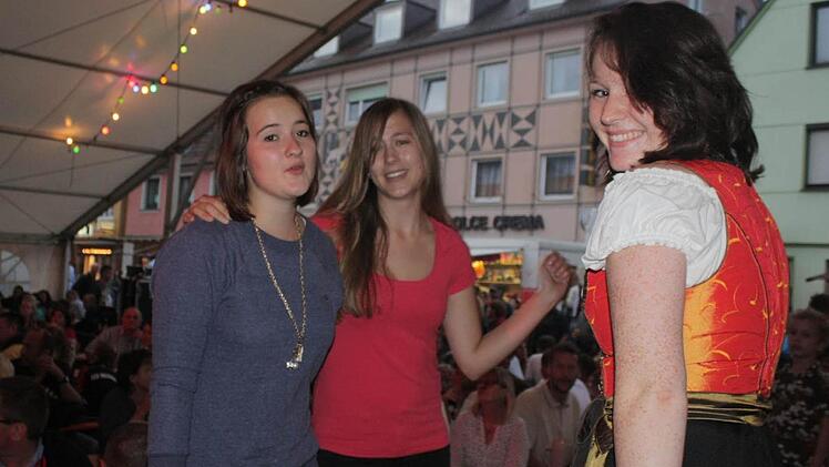 Ramona, Shari und Johanna (von links) rockten auf dem Marktplatz. Foto: Andreas Dorsch
