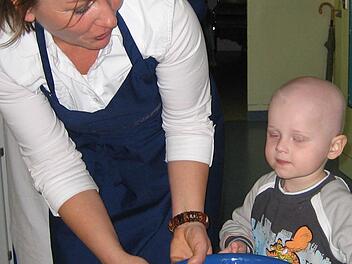 Das monatliche Kochen auf der Kinderkrebsstation ist sowohl für Monika Albert als auch für die kleinen Patienten ein absoluter Höhepunkt.