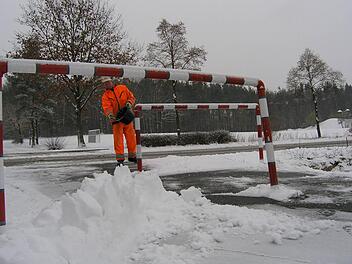 Mitarbeiter des Höchstadter Bauhofs streuten an besonders gefährlichen Stellen.  Fotos: Andreas Dorsch