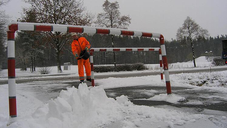 Mitarbeiter des Höchstadter Bauhofs streuten an besonders gefährlichen Stellen.  Fotos: Andreas Dorsch