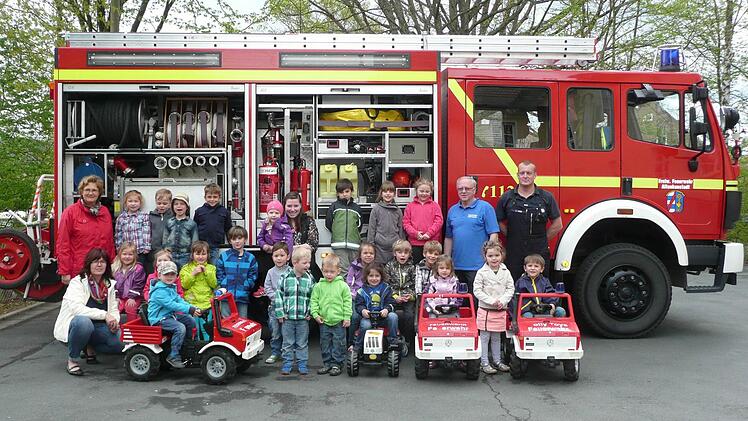 Gruppenbild mit der Feuerwehr