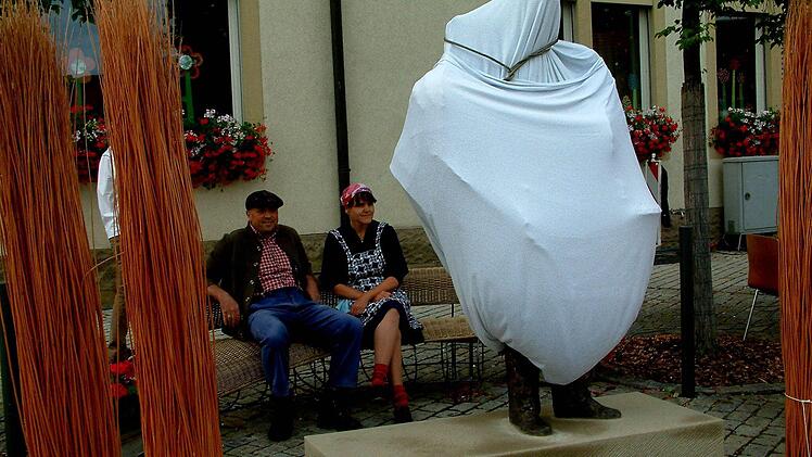 Noch war es von Tüchern verdeckt. Auch Karin und Ralf Wagner warteten auf den spannenden Moment der Enthüllung des neuen Sander "Raaser"-Denkmals.