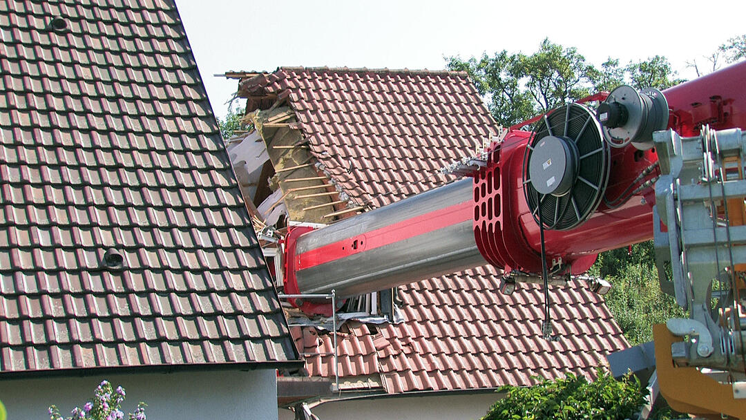 Kran stürzt auf Wohnhaus