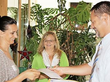 Andreas Rösch, Geschäftsführer der WiR, überreichte die Abchlusszertifikate.  Foto: p