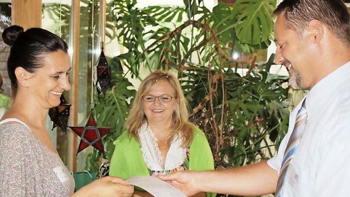 Andreas Rösch, Geschäftsführer der WiR, überreichte die Abchlusszertifikate.  Foto: p