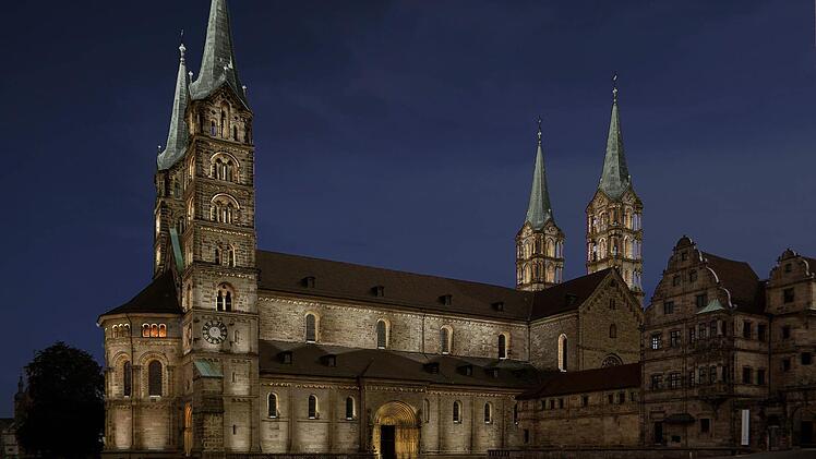 Der Dom könnte mit neuem Beleuchtungskonzept aussehen wie auf der Fotomontage. Quelle: Stadtplanungsamt Bamberg/Büro "licht-raum-stadtplanung"