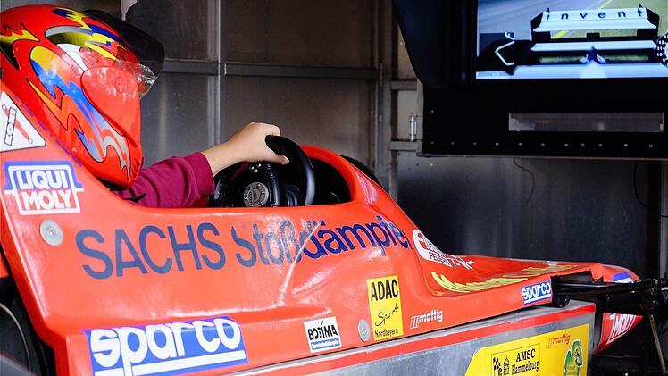 Wie im richtigen Formel-Rennwagen geht es beim AMSC im Fahrsimulator auf große Strecken.  Foto: Gerd Schaar