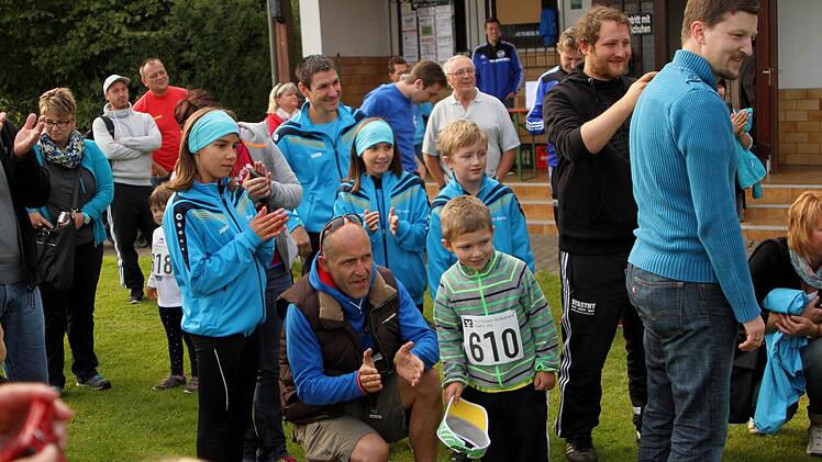 Viel Beifall gab es beim Zieleinlauf für die Teilnehmer.