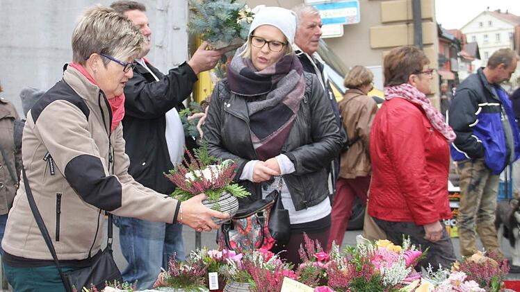 Grabgestecke für Allerheiligen gab es in zahlreichen Ausführungen.