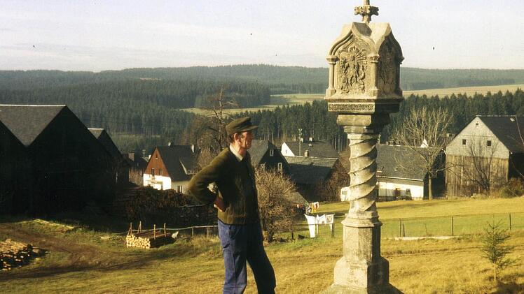 Die Freude war groß beim Marternbesitzer Hans Schnappauf, als die Marter 1986 wieder am ursprünglichen Ort stand.