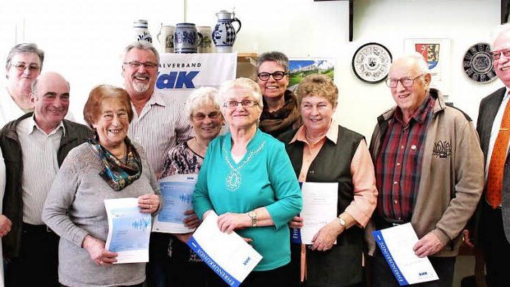 Sabine Köhler-Huter, Christine Schmidt, Otto Zahnleiter, Maria Hörrlein, Manfred Schock, Hedwig Dittner, Erika Kohl, Jutta Köhler, Helga Maier, Josef Knorr und Karl-Heinz Bauer (v. l.) bei den Ehrungen Foto: Johanna Blum