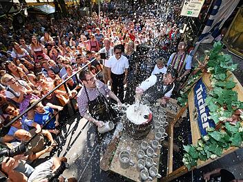 Eine Bierdusche bekam Erlangens OB Florian Janik beim Anstich auf der Bergkirchweih 2017. Foto: Ronald Rinklef