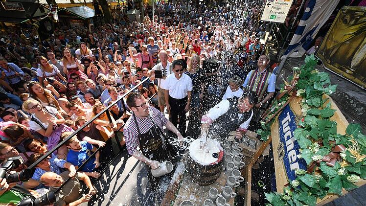 Eine Bierdusche bekam Erlangens OB Florian Janik beim Anstich auf der Bergkirchweih 2017. Foto: Ronald Rinklef