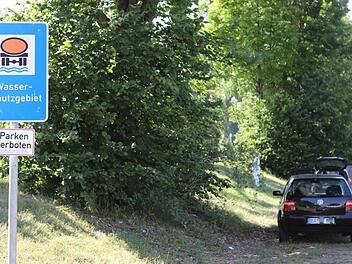 Parkende Autos im Parkverbot und Wasserschutzgebiet: Bei schönem Wetter ist das in Bughof ein fast allabendliches Bild. Foto: Barbara Herbst