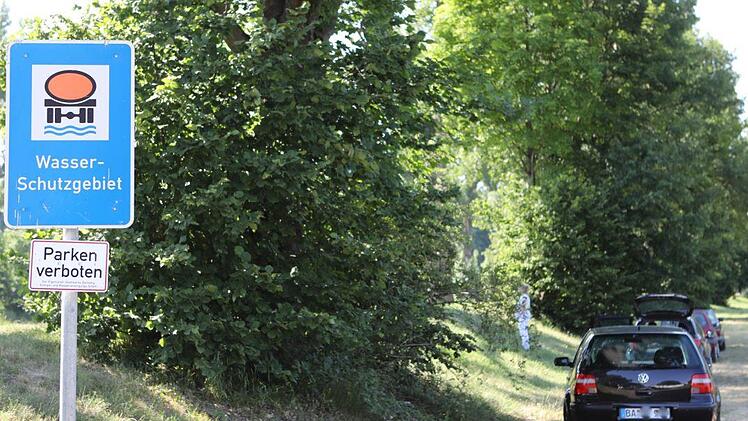 Parkende Autos im Parkverbot und Wasserschutzgebiet: Bei schönem Wetter ist das in Bughof ein fast allabendliches Bild. Foto: Barbara Herbst
