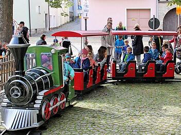 Ein besonderer Spaß war für kleine Buben und Mädchen die Eisenbahn. Alle durften gratis fahren, denn die Stadt übernahm wieder die Kosten dafür.  Fotos: Dieter Britz