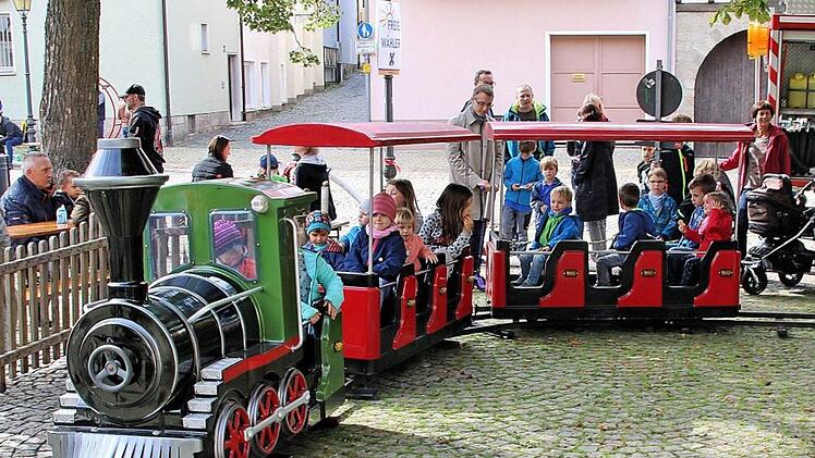 Ein besonderer Spaß war für kleine Buben und Mädchen die Eisenbahn. Alle durften gratis fahren, denn die Stadt übernahm wieder die Kosten dafür.  Fotos: Dieter Britz