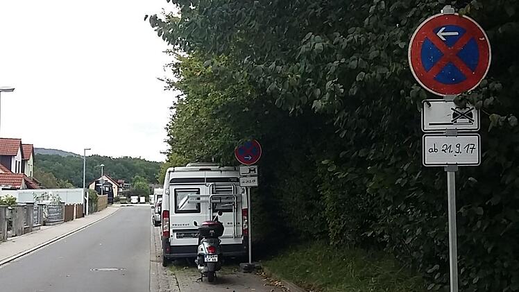 Nachdem die Frist zur Entfernung des Wohnmobils bis zum 21. September verstrichen war, hat die Stadt das stillgelegte Fahrzeug jetzt abschleppen lassen. Foto: privat