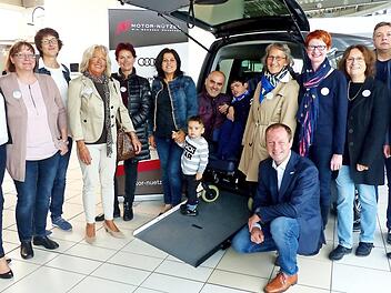 Die Familie Dogru (Bildmitte) freut sich über ihr neues Fahrzeug, mit dem sie ihren behinderten Sohn Mehmet (im Rollstuhl) jetzt besser transportieren können. Links Felicitas Hönes, die Geschäftsführerin der Stiftung "Antenne Bayern hilft" Foto: Dieter Hübner