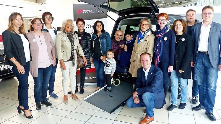 Die Familie Dogru (Bildmitte) freut sich über ihr neues Fahrzeug, mit dem sie ihren behinderten Sohn Mehmet (im Rollstuhl) jetzt besser transportieren können. Links Felicitas Hönes, die Geschäftsführerin der Stiftung "Antenne Bayern hilft" Foto: Dieter Hübner