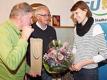 Alfred Neupert und Herbert Thor empfingen beim CSU-Stammtisch Bundestagsabgeordnete Emmi Zeulner mit Gold-Sekt und Blumen als Anerkennung dafür, dass sie den Bau der Umgehung Stadtsteinach unter Dach und Fach gebracht hat. Foto: Sonny Adam