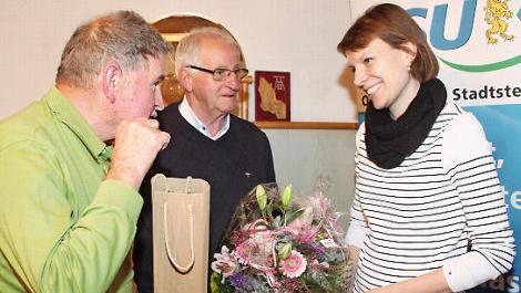 Alfred Neupert und Herbert Thor empfingen beim CSU-Stammtisch Bundestagsabgeordnete Emmi Zeulner mit Gold-Sekt und Blumen als Anerkennung dafür, dass sie den Bau der Umgehung Stadtsteinach unter Dach und Fach gebracht hat. Foto: Sonny Adam
