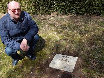 Helfried Schreiner ist zufrieden. Die Rohrbacher haben es ermöglicht, dass Walter Carl mit angemessener Zeremonie beerdigt werden konnte und eine Grabplatte an ihn erinnert. Foto: Helke Renner