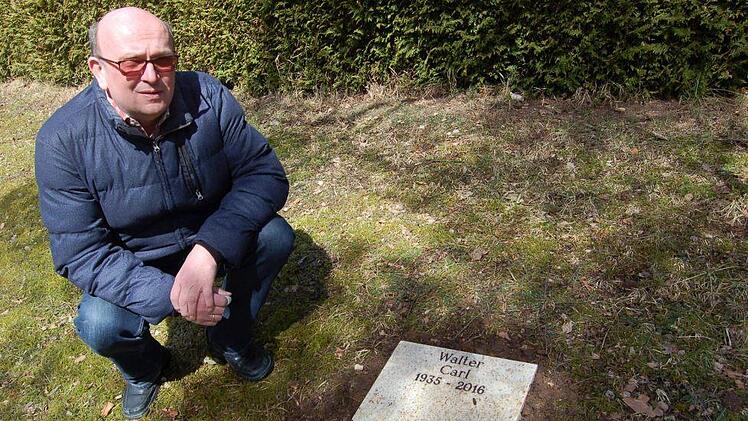 Helfried Schreiner ist zufrieden. Die Rohrbacher haben es ermöglicht, dass Walter Carl mit angemessener Zeremonie beerdigt werden konnte und eine Grabplatte an ihn erinnert. Foto: Helke Renner