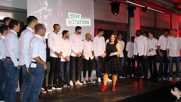 Mit dem Motto "Neue Rotation" stellte sich die runderneuerte Mannschaft von Brose Bamberg (hier mit Moderatorin Danica Gro&szlig;er) bei der Teampr&auml;sentation vor. Fotos: Bertram Wagner