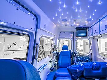 Der Wünschewagen ist innen speziell ausgestattet. Ein Sternenhimmel soll zum Träumen einladen.