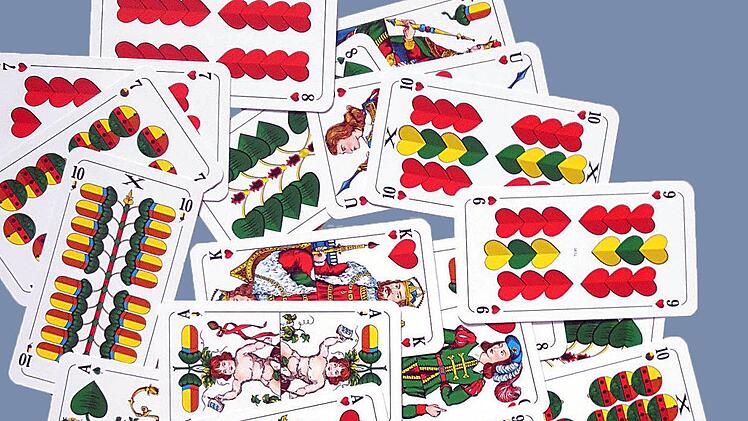 32 Spielkarten hat ein Schafkopf-Spiel. Jeder Mitspieler bekommt acht  davon.  Dieter Britz