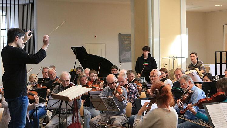 Der Deutsche Ärztechor und das Deutsche Ärzteorchester proben unter der musikalischen Leitung von Alexander Mottok für ihr Benefizkonzert, das am Samstag in derMorizkirche stattfindet.Foto: Jochen Berger