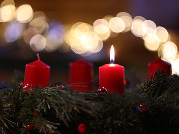 Im Landkreis Forchheim hat ein Adventskranz einen Brand in einem Mehrfamilienhaus ausgelöst.