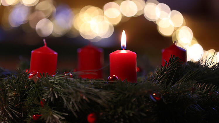 Vorsicht bei Adventskranz und Weihnachtsschmuck: Unbeaufsichtigt kann die schöne Deko gefährlich werden. So auch in Röttenbach im Landkreis Höchstadt an der Aisch.