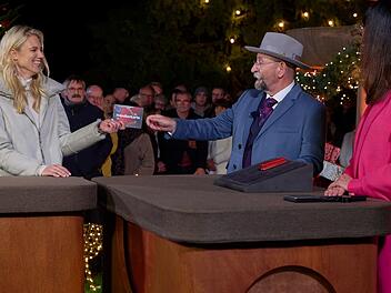 Horst Lichter &uuml;berreichte Stargast Larissa Marolt (links) die H&auml;ndlerkarte - obwohl deren Preisvorstellung stark von jener der Expertin Heide Rezepa-Zabel abwich.