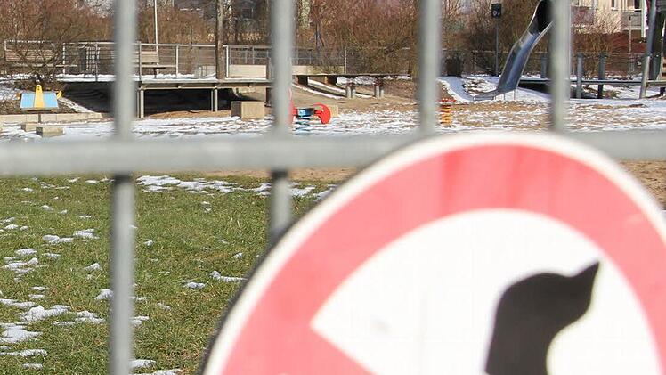 An Spielplätzen sollen Schilder an die Hundehalter appellieren.