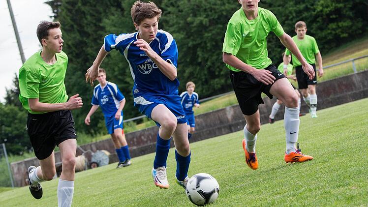 Der Motschenbacher Jakob Stark läuft Sandro Preißinger (rechts) und Michael Söllner (links) davon.