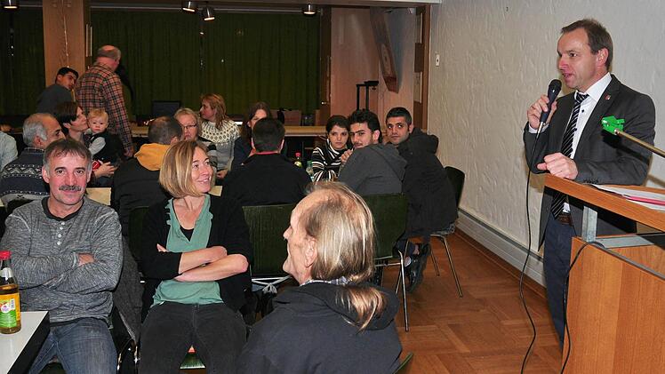 Dass rund 120 Bürger das Willkommenscafé der Gemeinde Theres Ende November besuchten, um die in Horhausen und Untertheres wohnenden Flüchtlinge zu begrüßen, hat Bürgermeister Matthias Schneider (rechts) sehr gefreut. Foto: Ulrike Langer