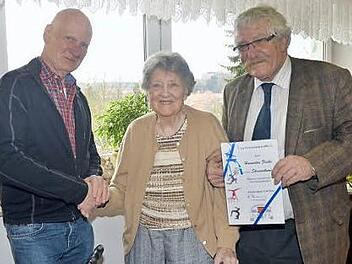 Hannelore Fricke wurde für 70-jährige Treue zum TVU durch 1. Vorsitzenden Hartmut Fleischmann (links) geehrt (mit im Bild Friedrich Fricke, der Sohn der Jubilarin). Foto: K.- H. Hofmann