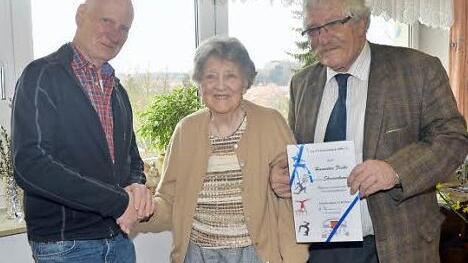 Hannelore Fricke wurde für 70-jährige Treue zum TVU durch 1. Vorsitzenden Hartmut Fleischmann (links) geehrt (mit im Bild Friedrich Fricke, der Sohn der Jubilarin). Foto: K.- H. Hofmann