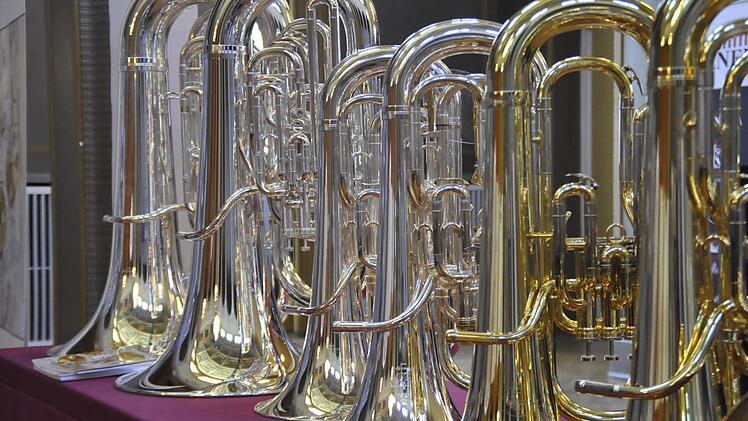 Gute Instrumente - ein Muss für jede Brass Band. Bei der Ausstellung im Rossini-Saal schlug jedes Musikerherz höher. Foto: Peter Klopf
