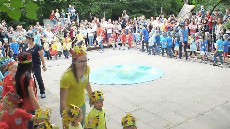 Die Kindertagesstätte in der Edergasse ist international, das kam beim Fest zum Ausdruck.  Fotos: maw